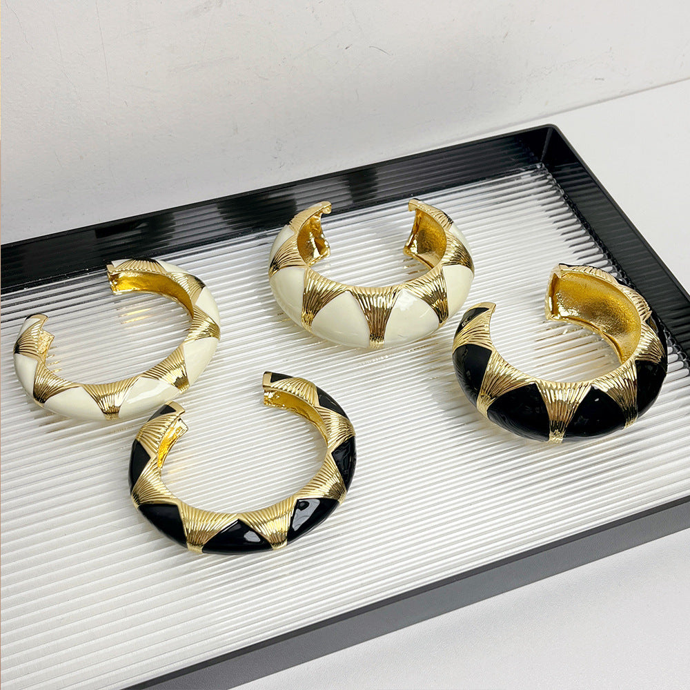 French Retro Enamel Bracelet | Black Gold Oval Design