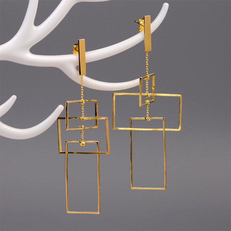 Minimal Gold Drop Earrings – Elegant Women’s Luxury Statement