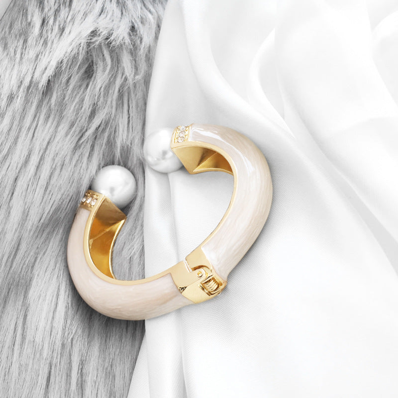 Elegant Gold & Pearl Cuff Bracelet – Luxury Statement Jewelry for Modern Women