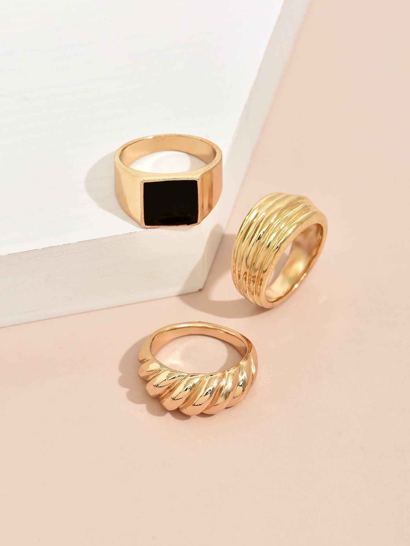 Minimal Gold Ring Stack for Effortless Chic Everyday Style