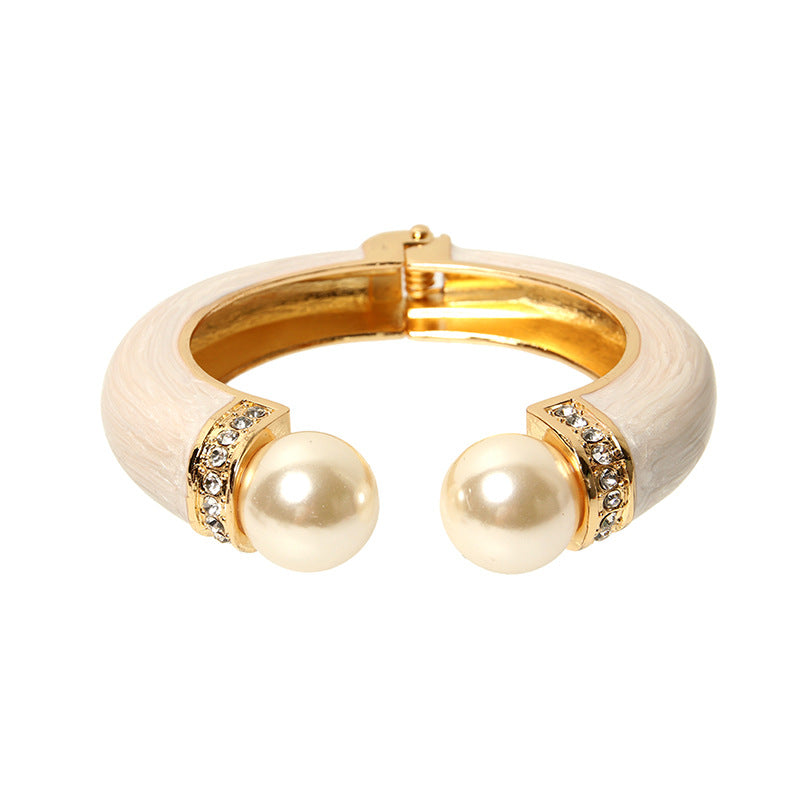 Elegant Gold & Pearl Cuff Bracelet – Luxury Statement Jewelry for Modern Women