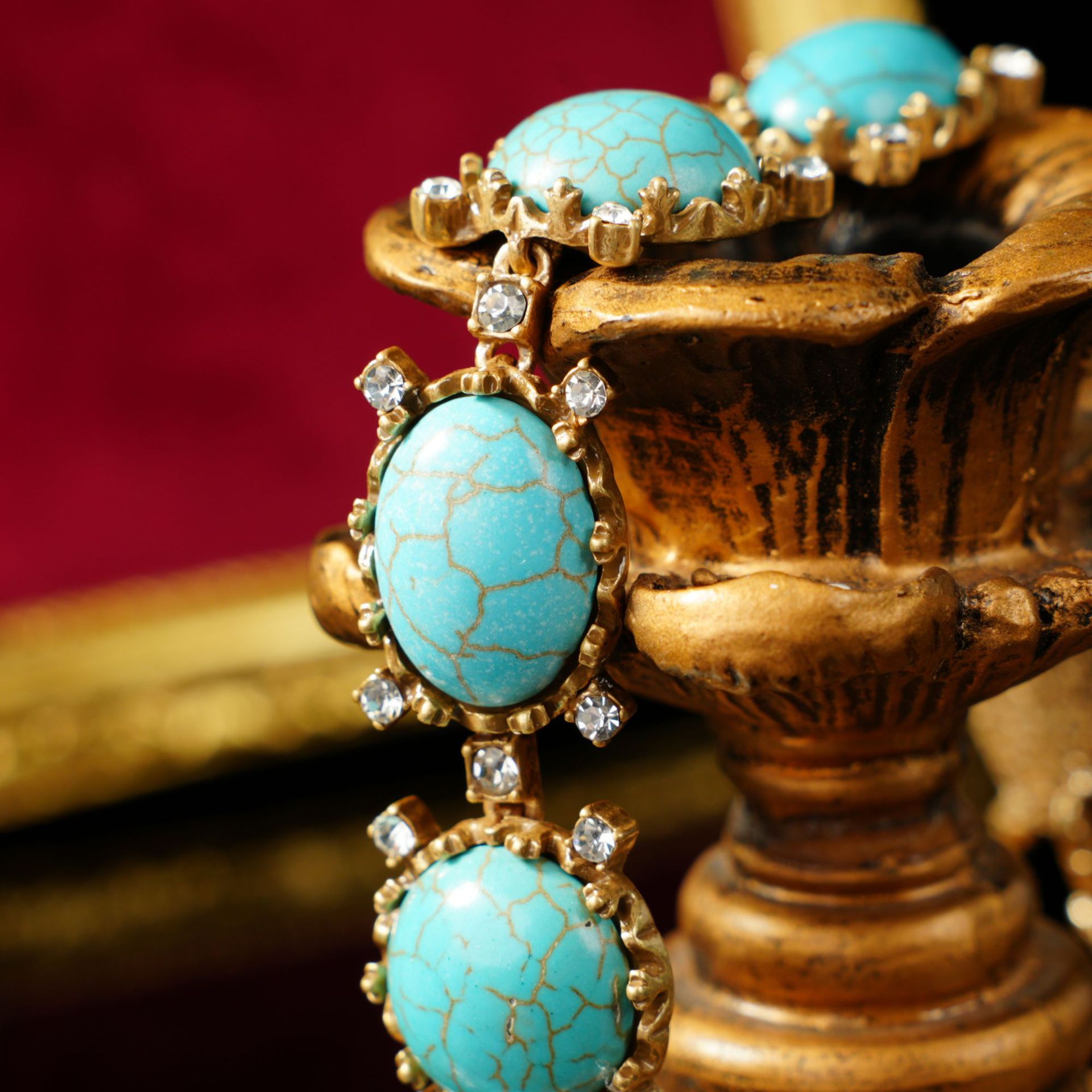 Retro-style, Fashionably Luxurious Earring And Necklace Set