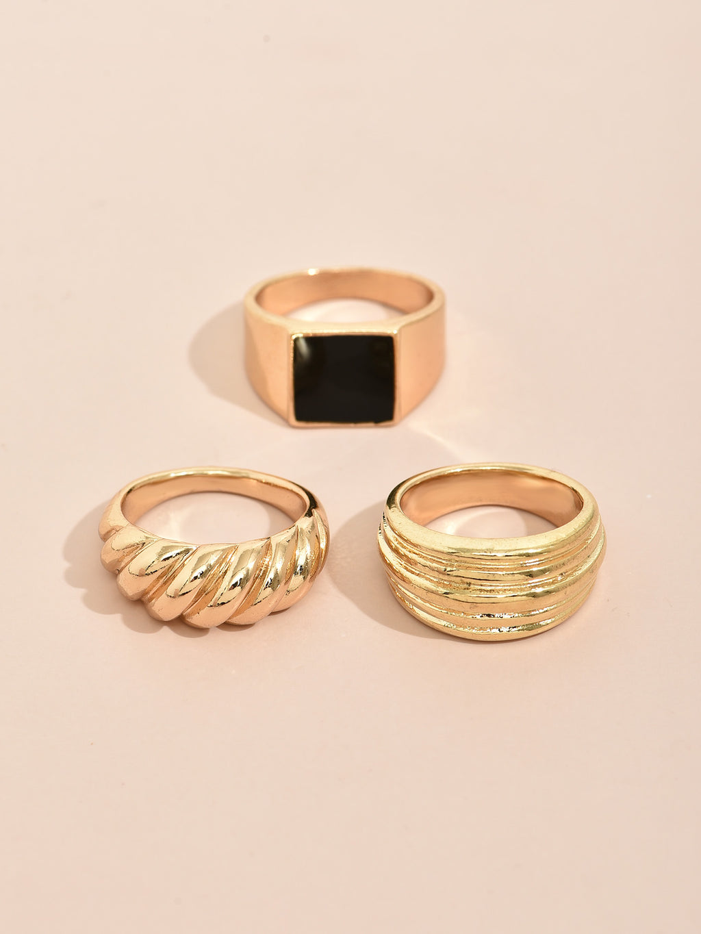 Minimal Gold Ring Stack for Effortless Chic Everyday Style