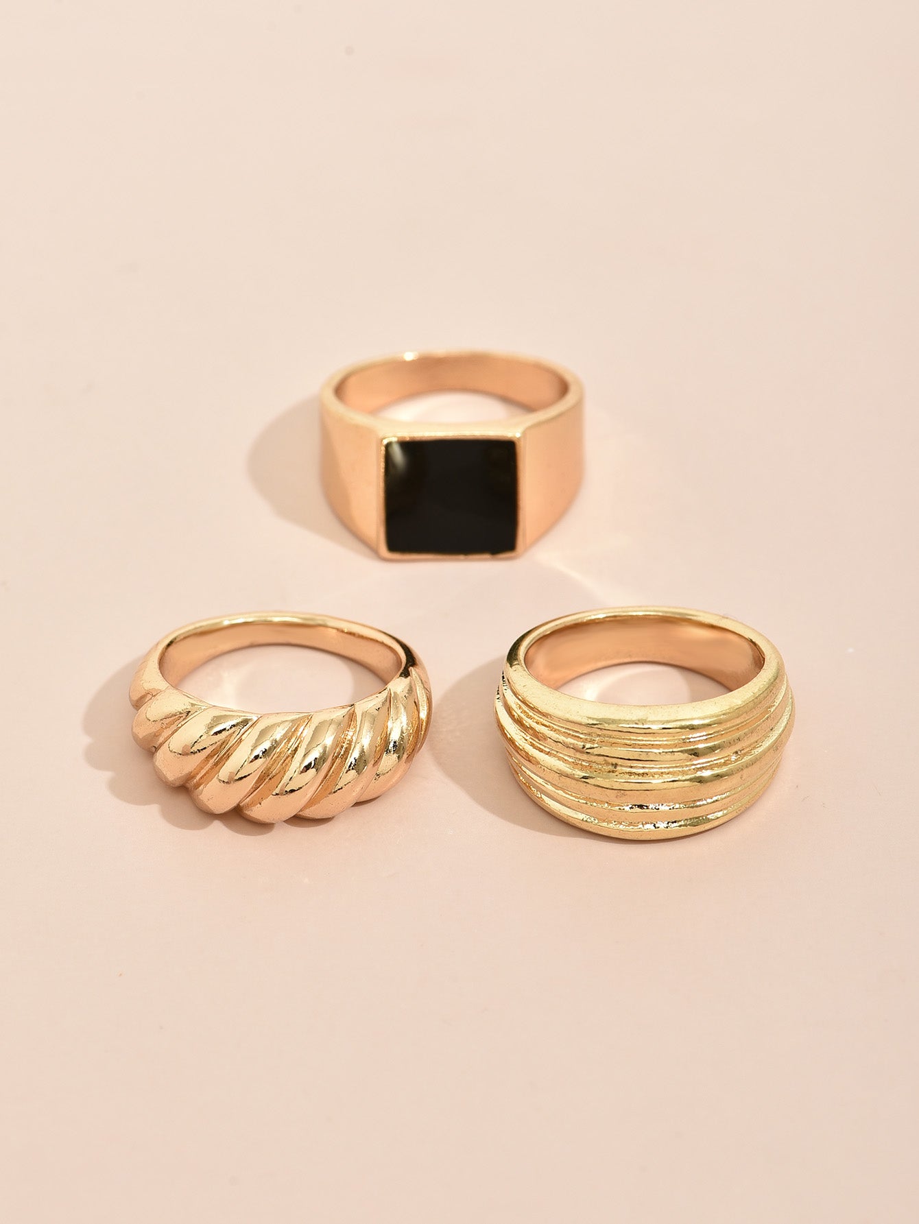 Minimal Gold Ring Stack for Effortless Chic Everyday Style