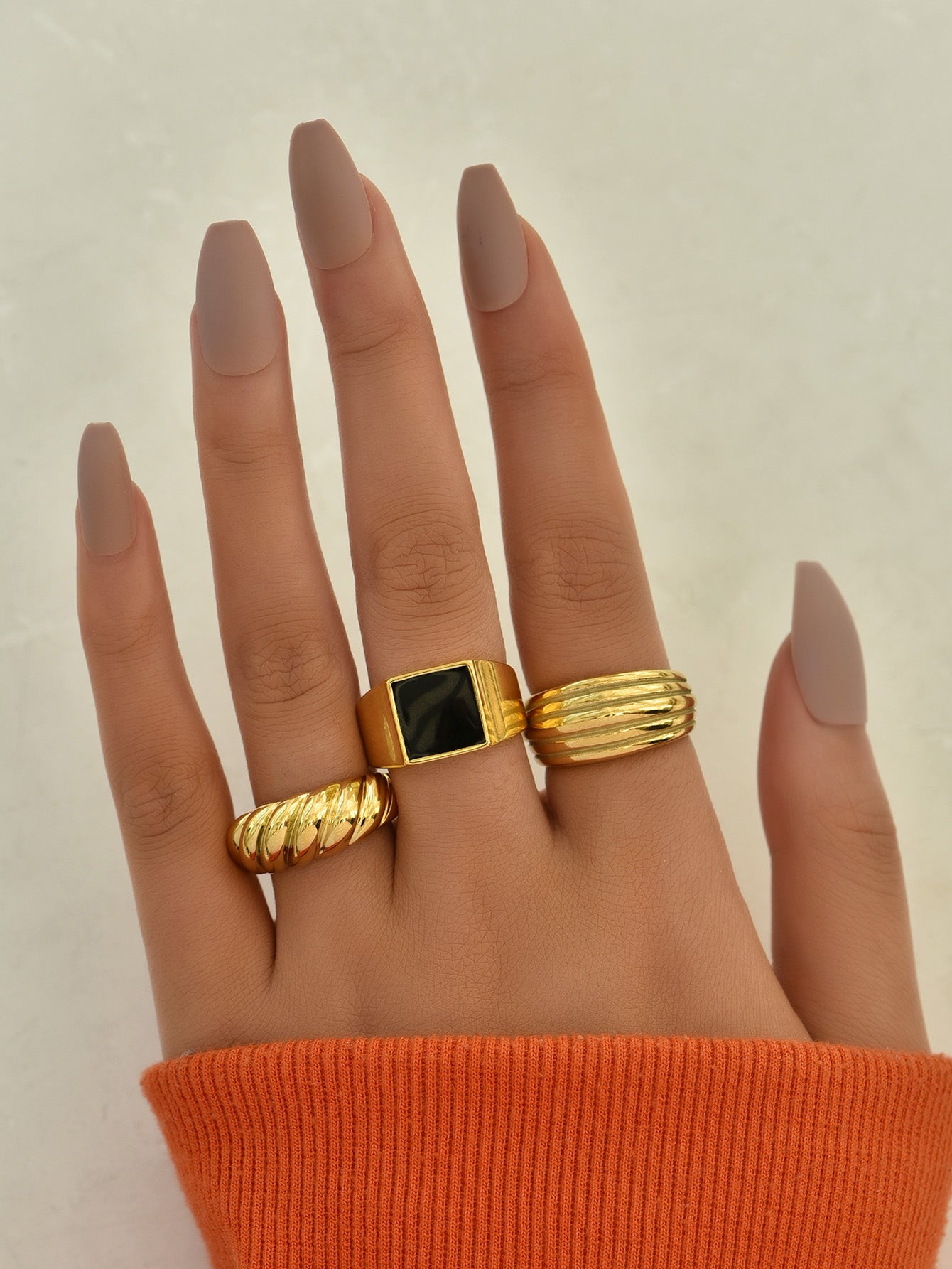 Minimal Gold Ring Stack for Effortless Chic Everyday Style