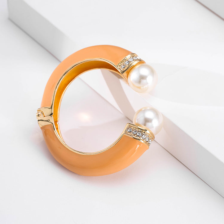 Elegant Gold & Pearl Cuff Bracelet – Luxury Statement Jewelry for Modern Women