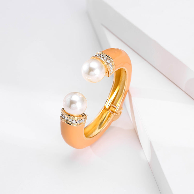Elegant Gold & Pearl Cuff Bracelet – Luxury Statement Jewelry for Modern Women