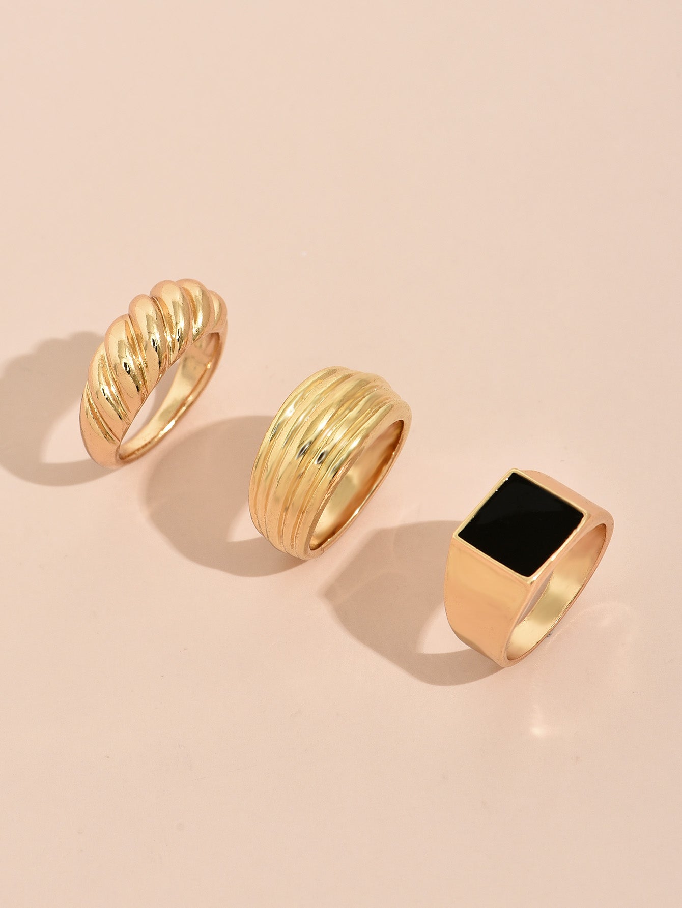Minimal Gold Ring Stack for Effortless Chic Everyday Style